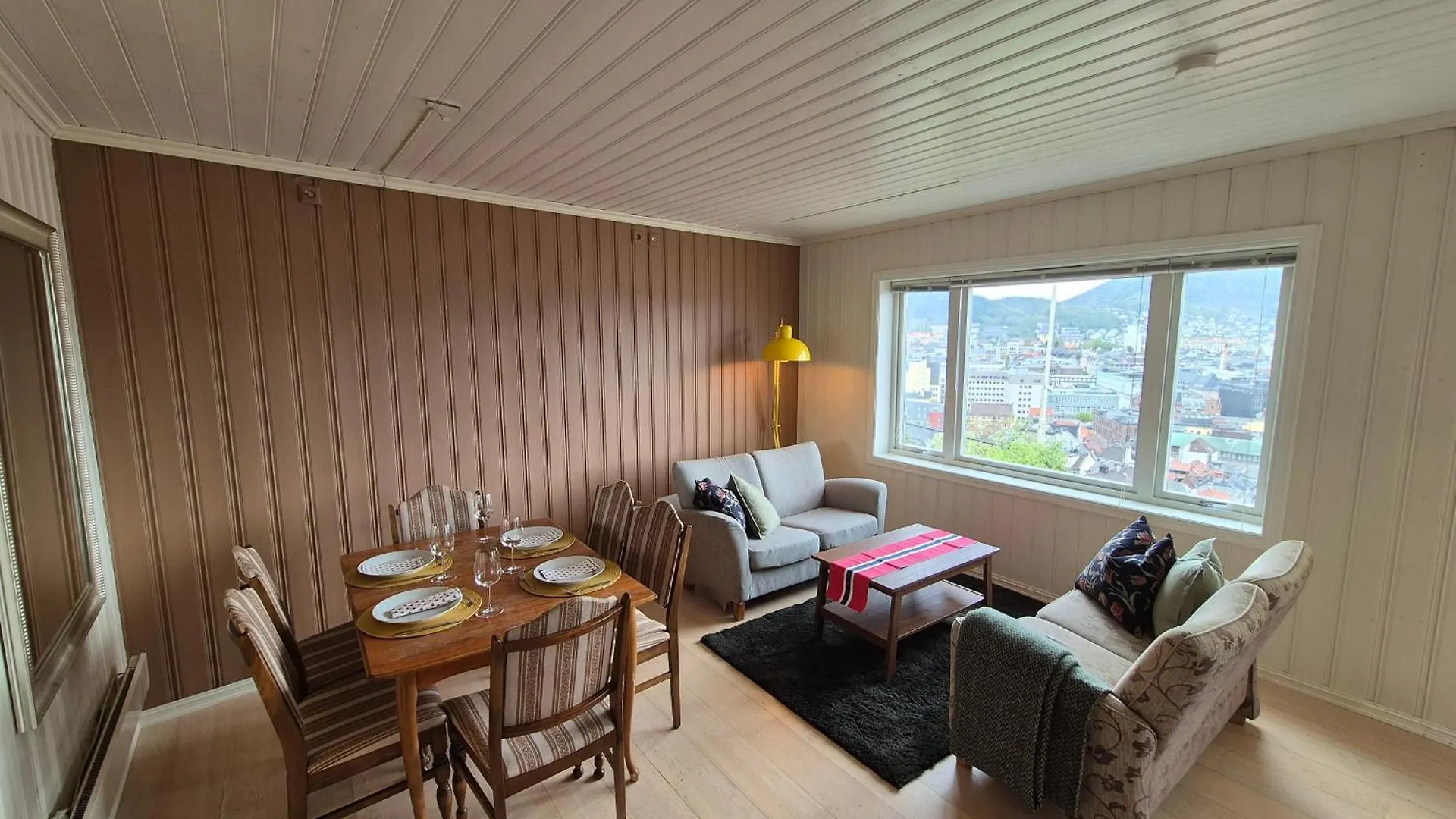 Nydelig Hus Med Privat Hage Og Fantastisk Utsikt Over Fisketorget, Bryggen Og Bergen Sentrum Apartamento
