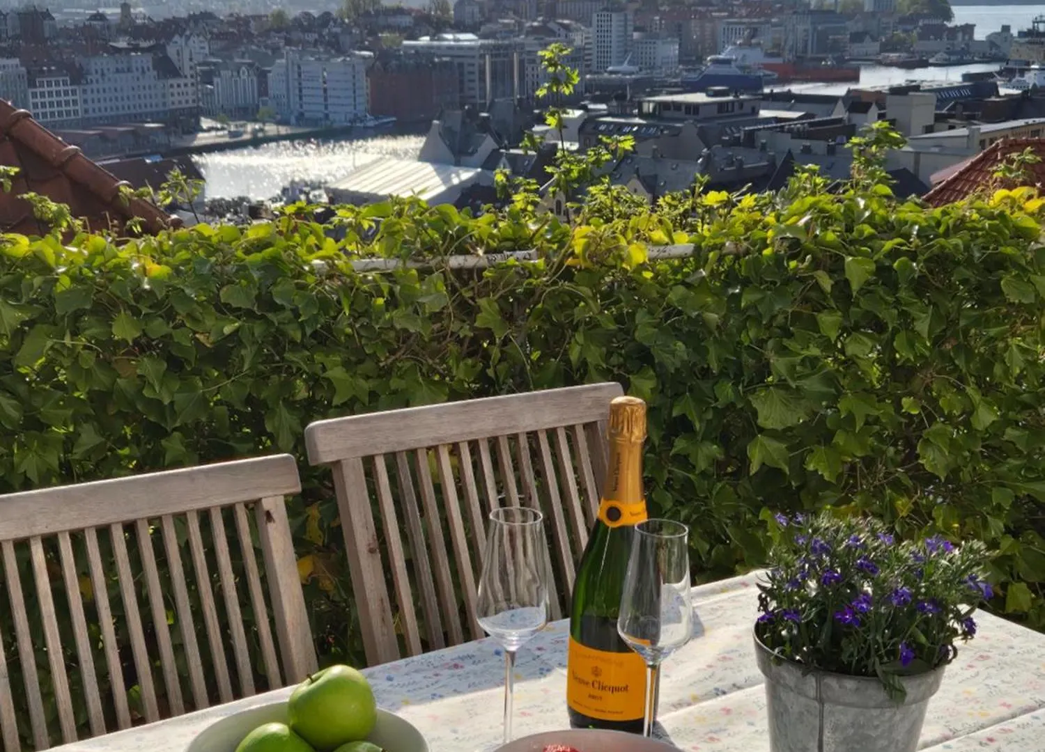 Nydelig Hus Med Privat Hage Og Fantastisk Utsikt Over Fisketorget, Bryggen Og Bergen Sentrum Apartamento