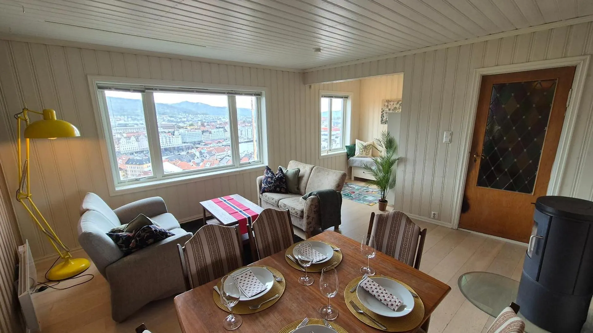 Nydelig Hus Med Privat Hage Og Fantastisk Utsikt Over Fisketorget, Bryggen Og Bergen Sentrum Apartamento
